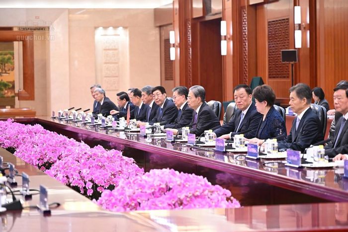 Ủy viên trưởng Nhân đại toàn quốc Trung Quốc Triệu Lạc Tế và các đại biểu. Ảnh: Cổng thông tin điện tử Quốc hội.