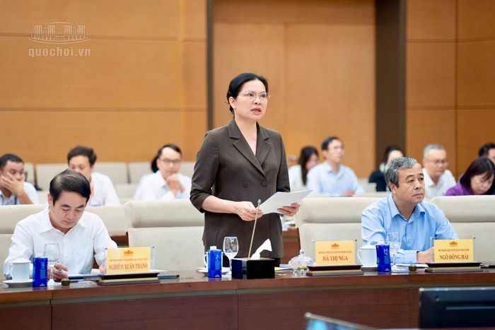 Phó Chủ tịch - Tổng Thư ký Ủy ban Trung ương Mặt trận Tổ quốc Việt Nam Hà Thị Nga trình bày báo cáo tại phiên họp. Ảnh: Cổng thông tin điện tử Quốc hội.