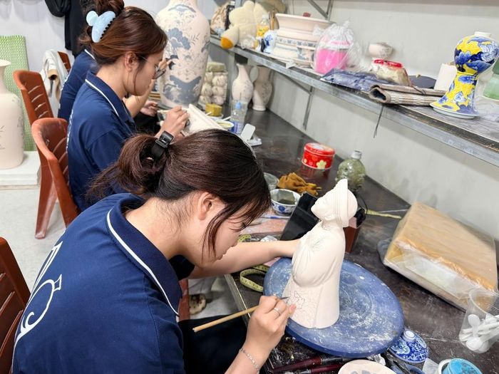 Những người thợ của làng gốm Kim Lan. Ảnh: Lý Hà