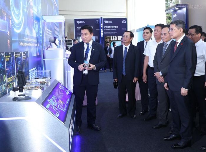 Thủ tướng Chính phủ tham quan Triển lãm thành tựu khoa học, công nghệ và đổi mới sáng tạo, nơi giới thiệu các sản phẩm, công nghệ tiêu biểu do đội ngũ nhà khoa học của ĐHQG TPHCM nghiên cứu, phát triển - Ảnh: chinhphu.vn/Nhật Bắc