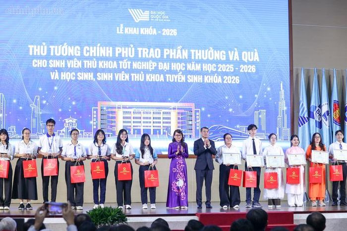 Thủ tướng trao thưởng và quà cho sinh viên thủ khoa tốt nghiệp đại học năm 2025-2026 và học sinh, sinh viên thủ khoa tuyển sinh khóa 2026-2027 - Ảnh: chinhphu.vn/Nhật Bắc