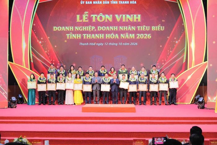 Lãnh đạo tỉnh Thanh Hóa trao tặng Bằng khen cho các doanh nghiệp đạt thành tích xuất sắc trong hoạt động sản xuất, kinh doanh, góp phần vào sự phát triển kinh tế - xã hội của tỉnh năm 2026. Ảnh: Xuân Nghĩa