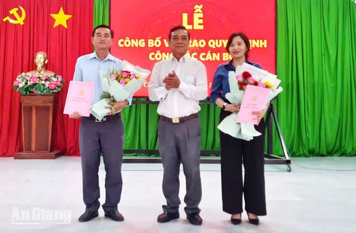 Bí thư Đảng ủy, Chủ tịch HĐND phường Chi Lăng Phan Thành Dũng trao quyết định chỉ định đảng viên tham gia Ban Chấp hành Đảng bộ phường.