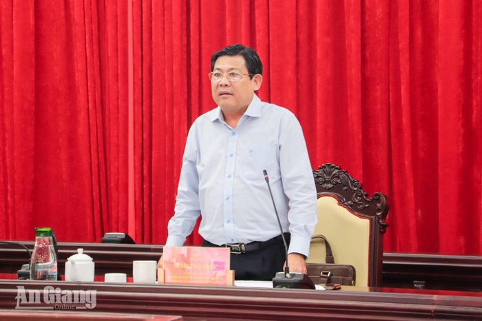 Phó Chủ tịch UBND tỉnh An Giang Ngô Công Thức báo cáo tại cuộc họp.