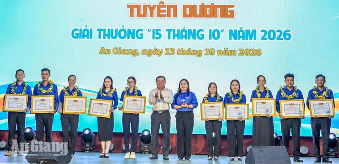 Cán bộ hội có thành tích xuất sắc, tiêu biểu và đạt giải thưởng “15 tháng 10” năm 2026 nhận bằng khen