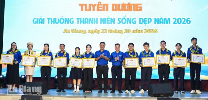 Các thanh niên đạt giải thưởng Thanh niên sống đẹp năm 2026.