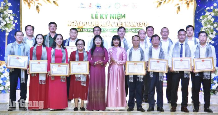 Phó Bí thư Tỉnh ủy, Chủ tịch HĐND tỉnh An Giang Trần Thị Thanh Hương (hàng đầu, thứ năm, từ trái qua) trao Bằng khen của UBND tỉnh cho các tập thể có thành tích đóng góp trong hoạt động sản xuất, kinh doanh.