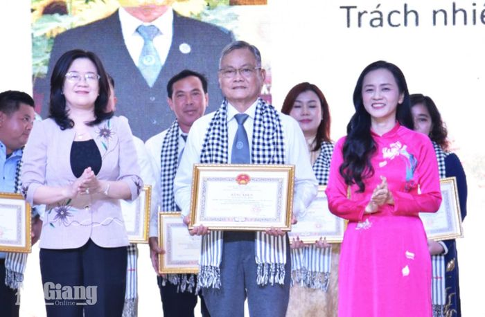 Chủ doanh nghiệp có thành tích đóng góp trong hoạt động sản xuất, kinh doanh nhận Bằng khen của Chủ tịch UBND tỉnh.