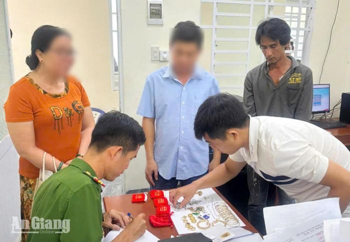 Lực lượng Công an kiểm đếm số tài sản thu hồi.