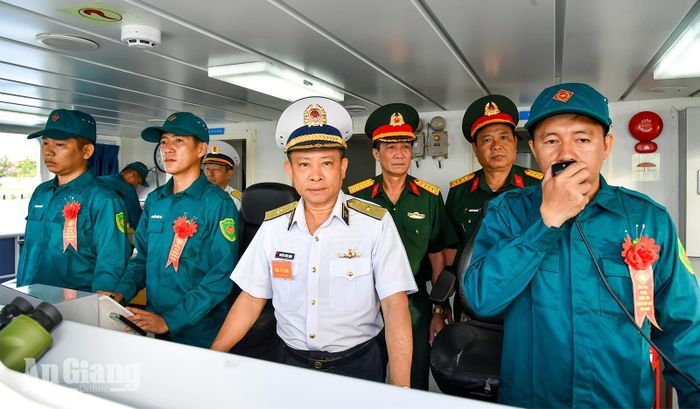 Chuẩn đô đốc Nguyễn Thiên Quân, Phó Tham mưu trưởng Quân chủng Hải quân kiểm tra thực tế quá trình cơ động tàu ra khỏi cảng.