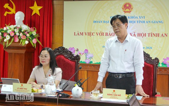 Giám đốc Bảo hiểm xã hội tỉnh Đặng Văn Nở phát biểu tại buổi làm việc.