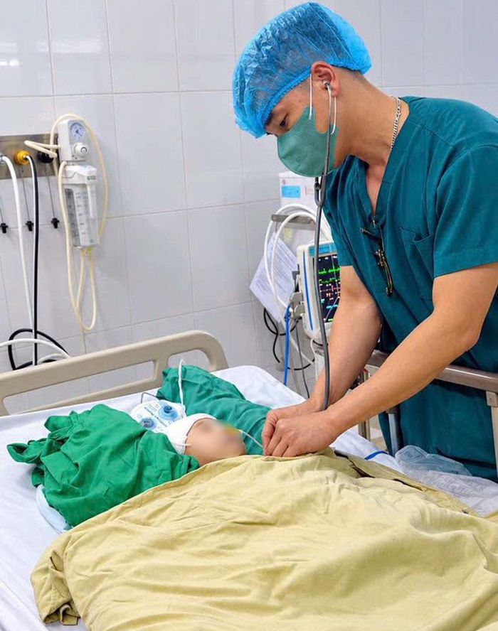  Sau phẫu thuật, bệnh nhi được theo dõi, chăm sóc tại Khoa Phẫu thuật - Gây mê - Hồi sức. 