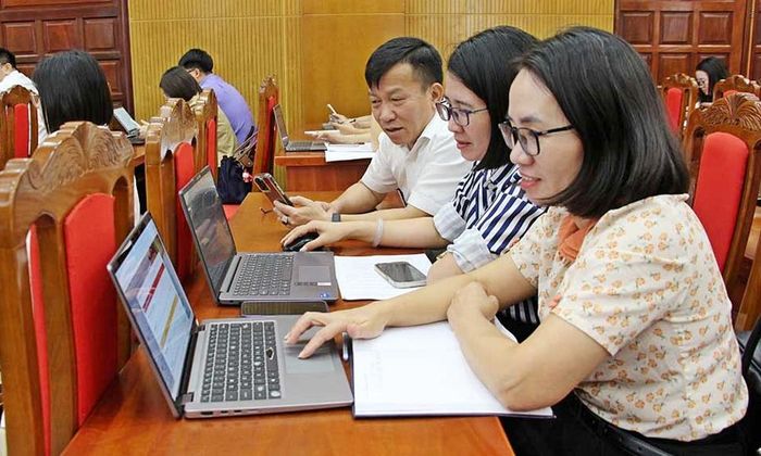 Các học viên thực hành trên phần mềm thu nộp đảng phí. 