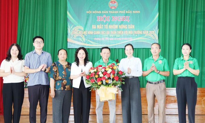 Lãnh đạo phường Tân Tiến và Ban Công tác nông dân (Hội Nông dân thành phố Bắc Ninh) chúc mừng đại diện Tổ nhóm nông dân canh tác lúa thân thiện môi trườn, tổ dân phố Tam Xuân.