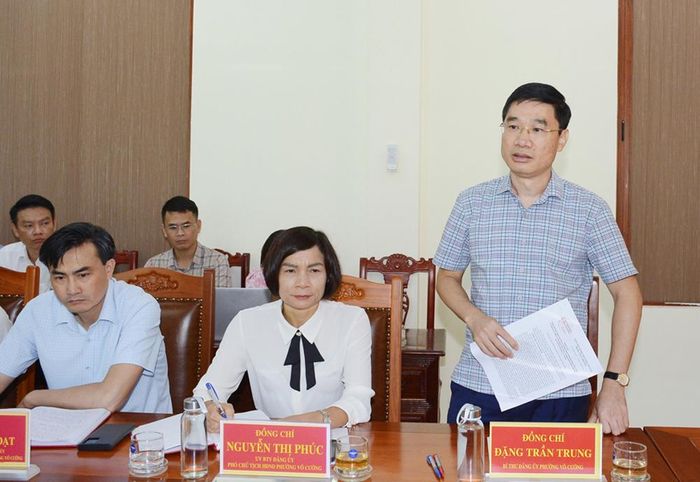  Đồng chí Đặng Trần Trung, Bí thư Đảng ủy phường Võ Cường trao đổi một số nội dung tại buổi làm việc.  