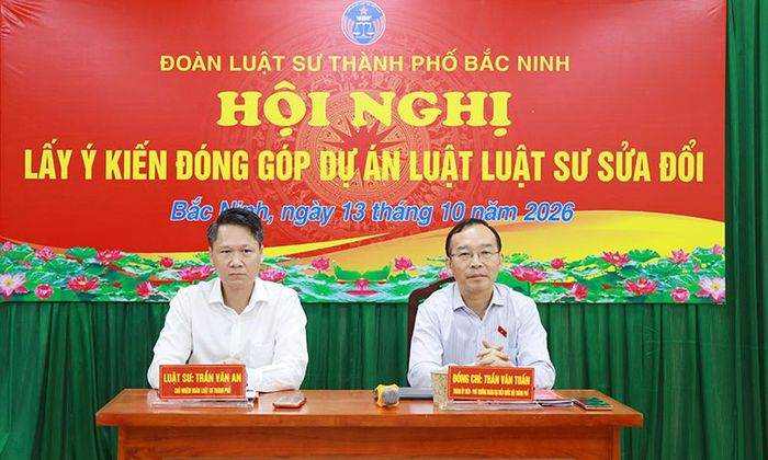 Đồng chí Trần Văn Tuấn và luật sư Trần Văn An đồng chủ trì hội nghị lấy ý kiến đóng góp dự án Luật Luật sư (sửa đổi).