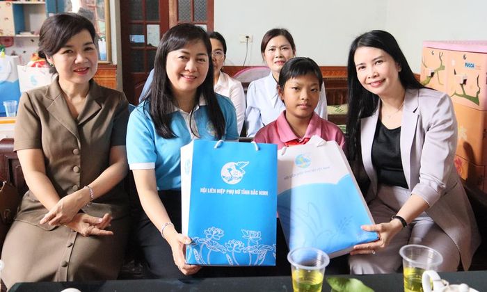  Các đại biểu trao hỗ trợ và tặng quà cháu Nguyễn Thị Hoài. 