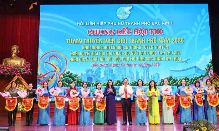  Các đại biểu trao Cờ lưu niệm cho các đơn vị tham gia hội thi. 