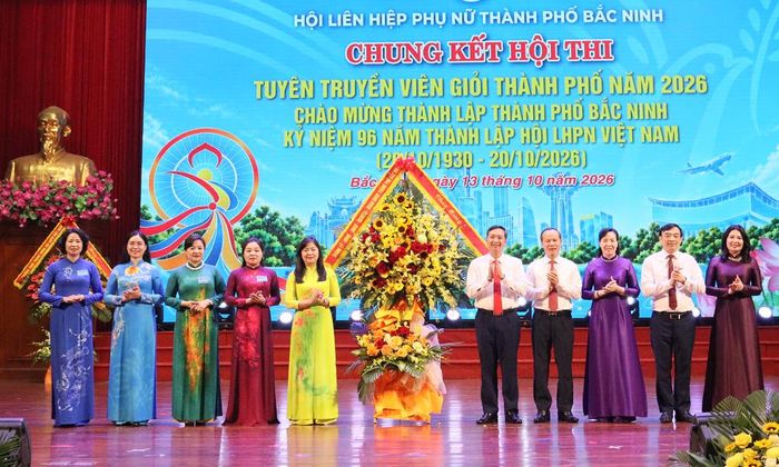  Các đồng chí lãnh đạo thành phố tặng hoa chúc mừng hội thi. 