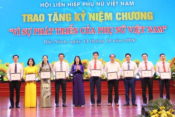  Đồng chí Trần Lan Phương trao tặng Kỷ niệm chương "Vì sự phát triển của phụ nữ Việt Nam" cho các cá nhân. 