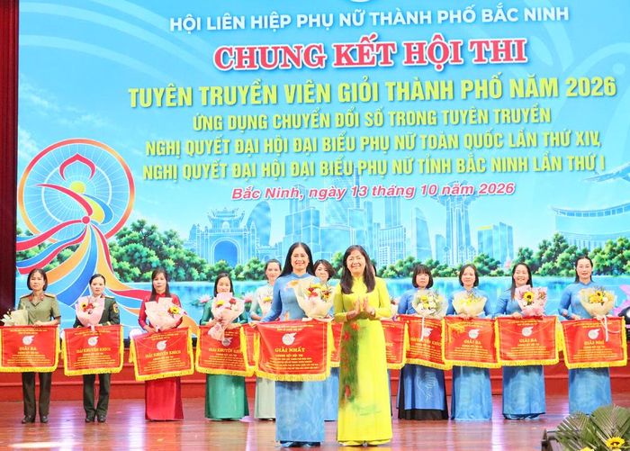  Đồng chí Nguyễn Phương Mai trao giải Nhất cho đơn vị Hội Liên hiệp Phụ nữ phường Lương Tài. 