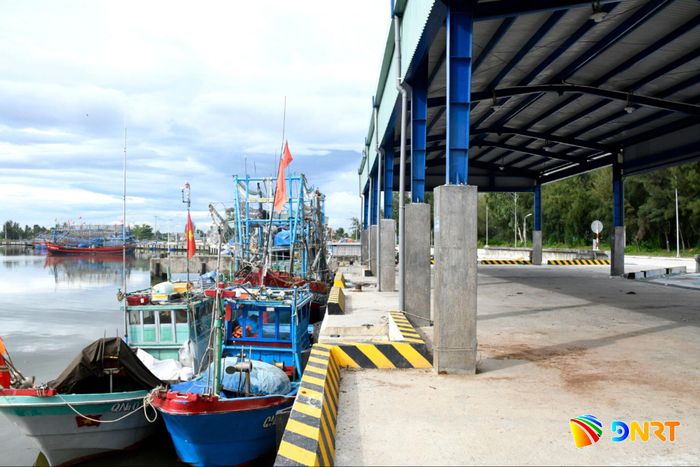 Cảng cá gắn liền với âu thuyền Hồng Triều ở xã Duy Nghĩa. Ảnh: QUANG VIỆT