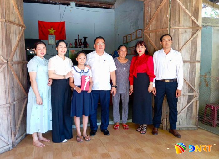 Hội Nông dân thành phố triển khai mô hình “Con nuôi của hội” đỡ đầu 150 học sinh khó khăn, tổng kinh phí trên 550 triệu đồng. TRONG ẢNH: Chi bộ Ban công tác Nông dân nhận đỡ đầu em Đặng Bùi Khánh Huyền (xã Thạnh Bình). Ảnh: NGỌC QUỐC