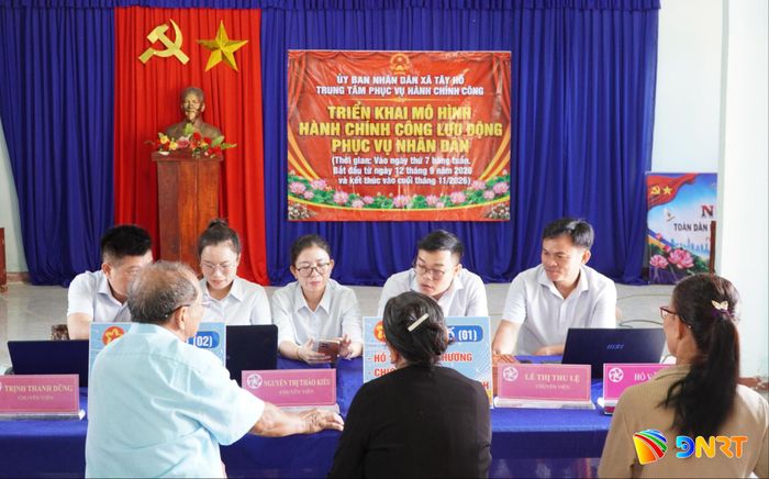 Trung tâm Phục vụ hành chính công xã Tây Hồ triển khai mô hình "Hành chính công lưu động" vào các ngày thứ Bảy hằng tuần. Ảnh: N.ĐOAN