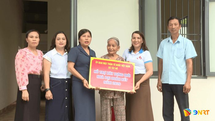 Ủy ban MTTQ Việt Nam xã Tây Hồ hỗ trợ xây dựng nhà đại đoàn kết cho hộ gia đình khó khăn. Ảnh: D.Lệ