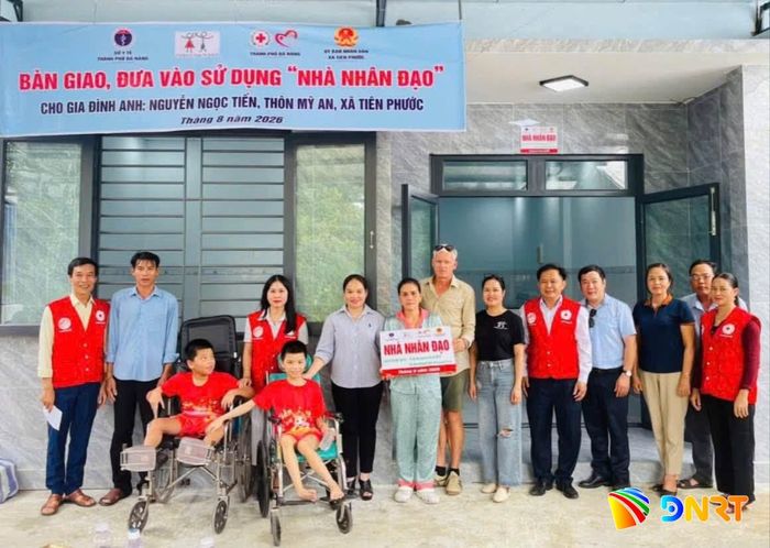 Gia đình ông Nguyễn Ngọc Tiến trong ngày được bàn giao nhà nhân đạo từ UBND xã Tiên Phước và các tổ chức phối hợp hỗ trợ xây dựng. Ảnh: D.Lệ