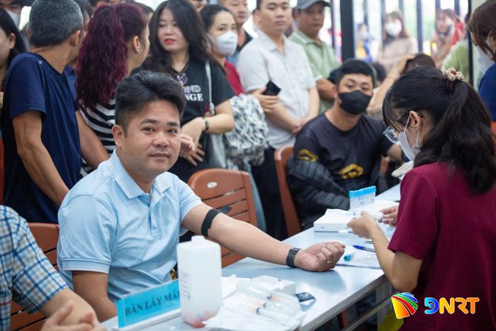 Anh Trịnh Trần Xuân Duy luôn tiên phong trong các đợt hiến máu tình nguyện tại địa phương. Ảnh: MỸ LỆ.