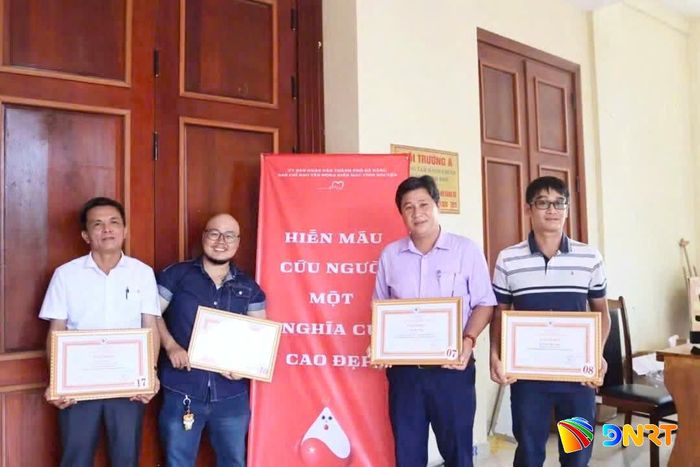 Anh Bùi Đức Trung (người đứng thứ 2 từ phải sang) vinh dự nhận Bằng khen của Trung ương Hội Chữ thập đỏ Việt Nam vì thành tích xuất sắc trong công tác hiến máu tình nguyện (tháng 6/2026). Ảnh: MỸ LỆ