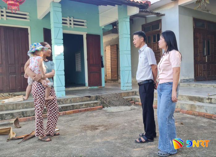 Người thân trong gia đình bà Nguyễn Thị Thông trao đổi về việc chăm sóc cho cuộc sống hàng ngày của bà. Ảnh: D.Lệ
