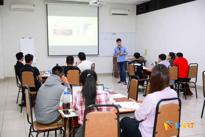 Ông Trần Quang Sang (áo xanh, đứng) chia sẻ kinh nghiệm cho các doanh nghiệp trong ngành F&B. Ảnh do nhân vật cung cấp