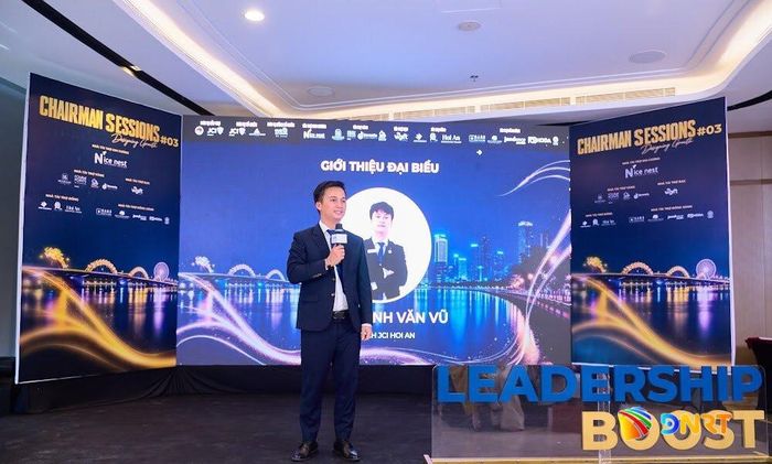 Ông Huỳnh Văn Vũ phát biểu tại một diễn đàn trao đổi kinh nghiệm thực chiến cho các doanh nghiệp trên địa bàn thành phố. Ảnh: PHAN VINH