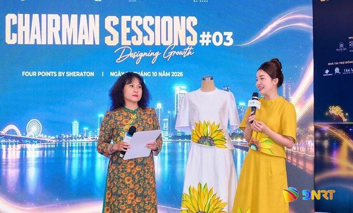 Bà Lê Thị Ngọc Huyền (bên phải) chia sẻ với các doanh nghiệp tại chương trình. Ảnh: QUỐC CƯỜNG