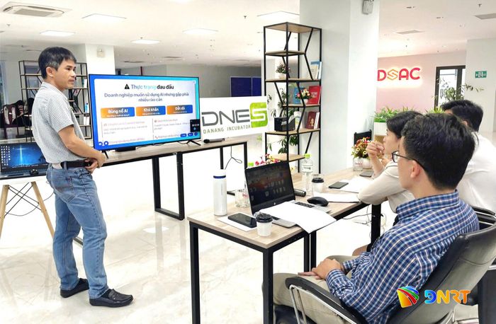 Anh Dương Ngọc Ảnh trình bày dự án trước các mentor của chương trình FINC+. Ảnh: PHAN VINH