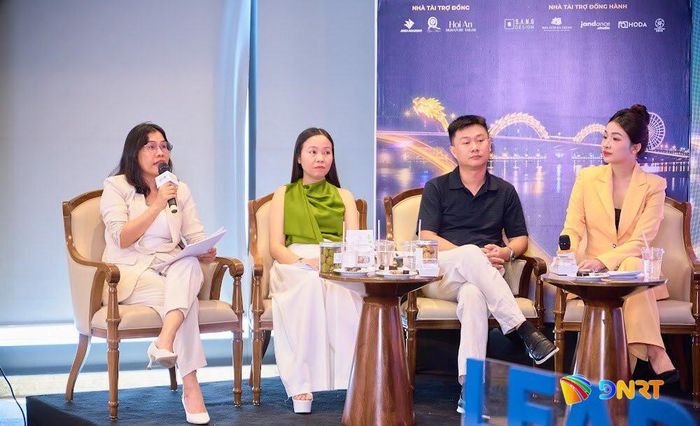 Bà Vũ Thị Hương (bên trái) chia sẻ về tầm quan trọng của việc quản trị nhân sự trong phát triển doanh nghiệp tại Leadership Boost. Ảnh: QUỐC CƯỜNG