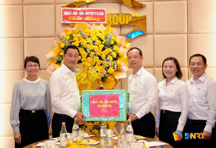 Bí thư Thành ủy Lê Ngọc Quang (thứ 2 từ trái sang) tặng quà cho tập thể lãnh đạo Sun Group vùng miền Trung. Ảnh: T.CÔNG