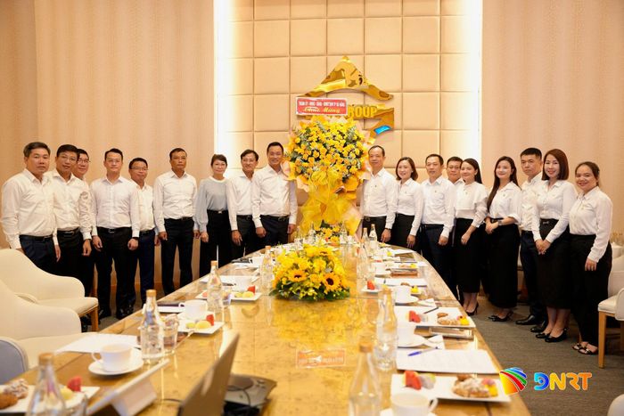 Đoàn công tác thành phố tặng hoa cho đại diện lãnh đạo Sun Group vùng miền Trung. Ảnh: T.CÔNG