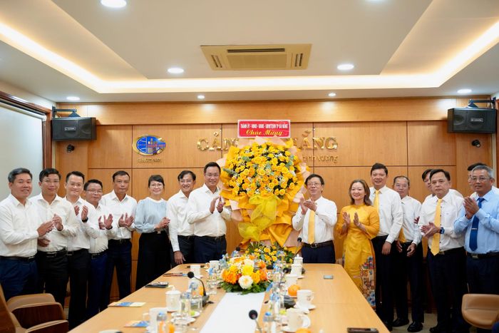 Đoàn công tác thành phố tặng hoa chúc mừng tập thể lãnh đạo Công ty CP Cảng Đà Nẵng. Ảnh: T.CÔNG