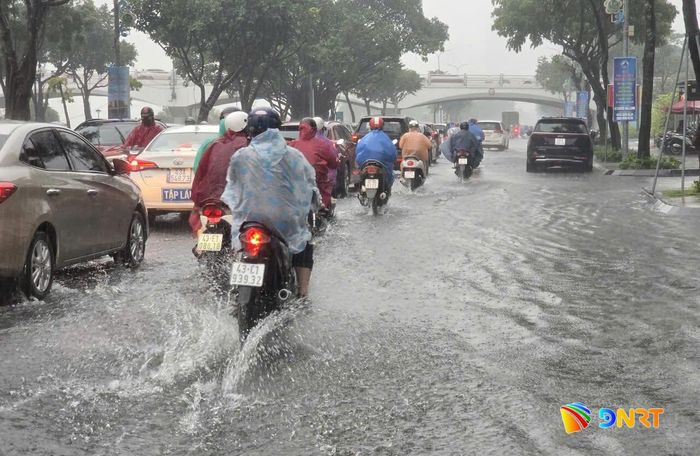 Tình trạng ngập úng tại khu vực trước chung cư Azura, đường Trần Hưng Đạo. Ảnh: HẢI CHÂU