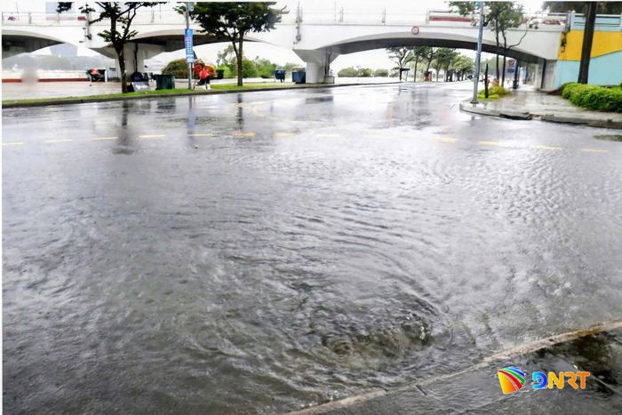 Khu vực trước chung cư Azura thường xuyên ngập úng khi mưa lớn. Ảnh: H.H