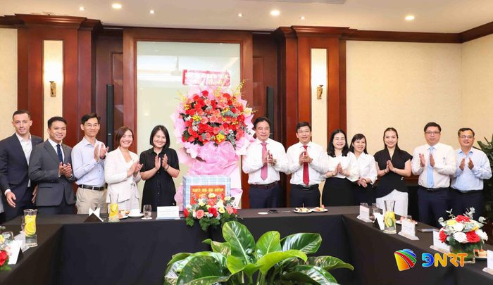 Phó Bí thư Thường trực Thành ủy Nguyễn Khắc Toàn (thứ 7, bên phải sang) tặng hoa chúc mừng lãnh đạo, cán bộ, nhân viên Công ty CP Vinpearl. Ảnh: NGỌC PHÚ