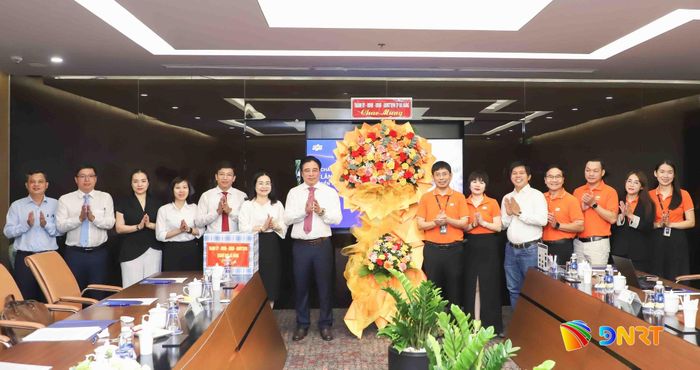 Phó Bí thư Thường trực Thành ủy Nguyễn Khắc Toàn (thứ 7, bên trái sang) tặng hoa chúc mừng Công ty TNHH Phần mềm FPT miền Trung. Ảnh: NGỌC PHÚ