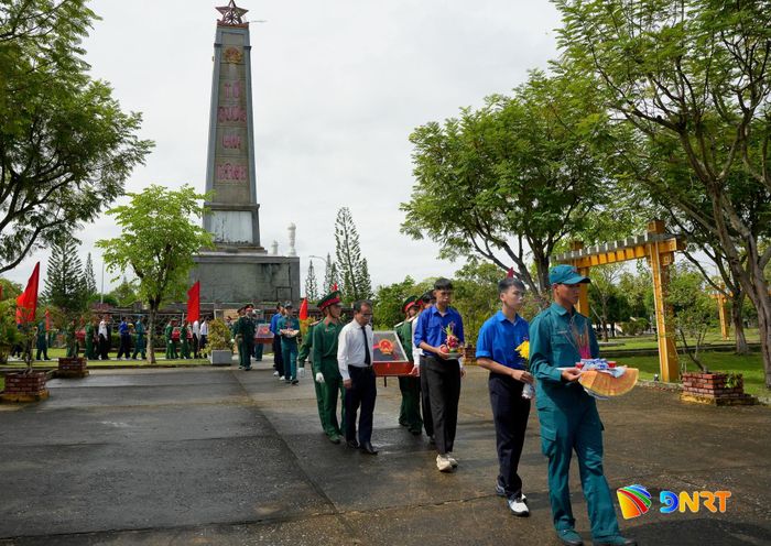 Các hài cốt liệt sĩ được truy điệu và an táng tại Nghĩa trang liệt sĩ Hội An. Ảnh: T.CÔNG