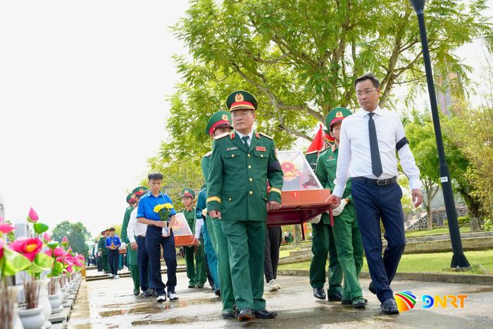 Bí thư Thành ủy Lê Ngọc Quang (bên phải) cùng lãnh đạo Quân khu 5, Bộ Chỉ huy Quân sự thành phố, lãnh đạo địa phương cùng tham dự lễ truy điệu, an táng hài cốt liệt sĩ. Ảnh: T.CÔNG