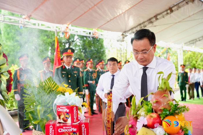 Bí thư Thành ủy Lê Ngọc Quang dâng hương tri ân các anh hùng liệt sĩ. Ảnh: T.CÔNG