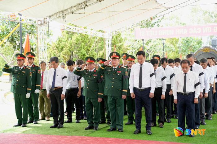Các đại biểu dành phút mặc niệm tưởng nhớ liệt sĩ. Ảnh: T.CÔNG