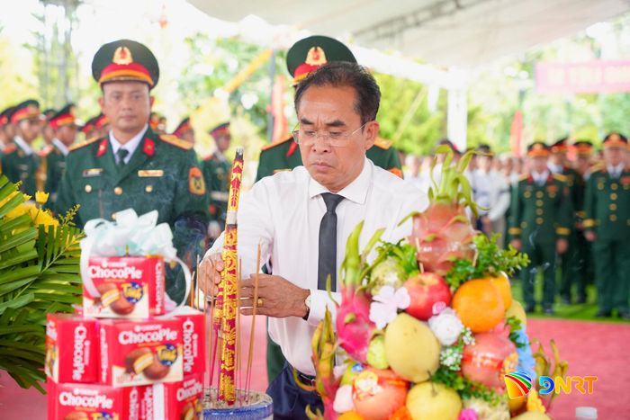 Phó Chủ tịch UBND thành phố Trần Anh Tuấn dâng hương các anh hùng liệt sĩ. Ảnh: T.CÔNG